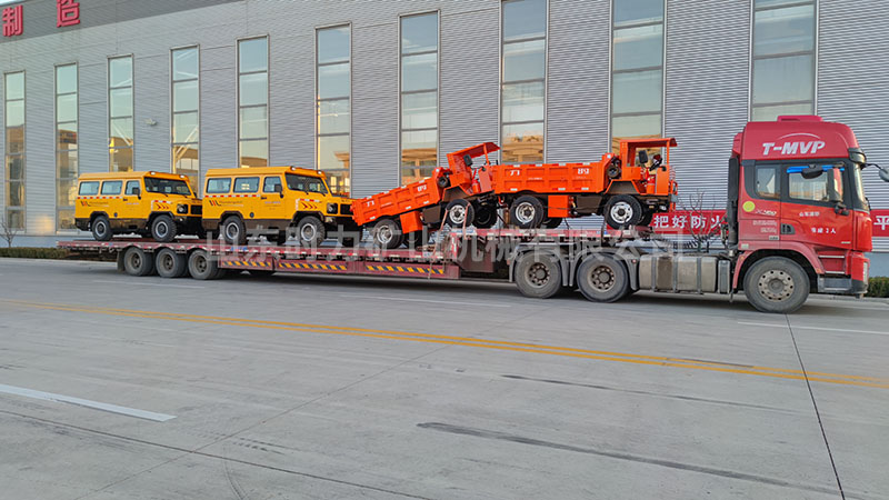 2臺(tái)10人無(wú)軌人車(chē)、2臺(tái)5噸井下自卸車(chē)發(fā)貨